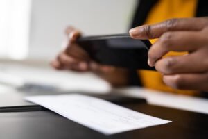 Adeus, taxa de manutenção! Veja como ter uma conta essencial gratuita 1 shutterstock 1772914670 andrey popov 1