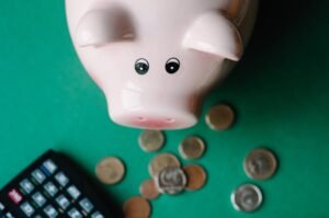 Oferecida por bancos e fintechs, função "cofrinho" ganha adeptos. Saiba o que achamos dela 1 dreamstime s 189458962 yana bahuk min