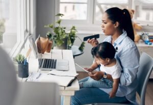 O desafio da maternidade no mundo corporativo 1 dreamstime s 263507543 yuri arcurs min
