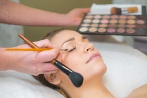 Entre o espelho e a carteira: como evitar gastos por impulso com cosméticos 1 Entre o espelho e a carteira