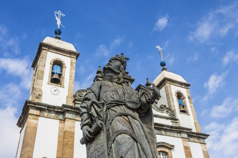 Artistas famosos que passaram por dificuldades financeiras - Aleijadinho 2 dreamstime s 36425263 aguina min