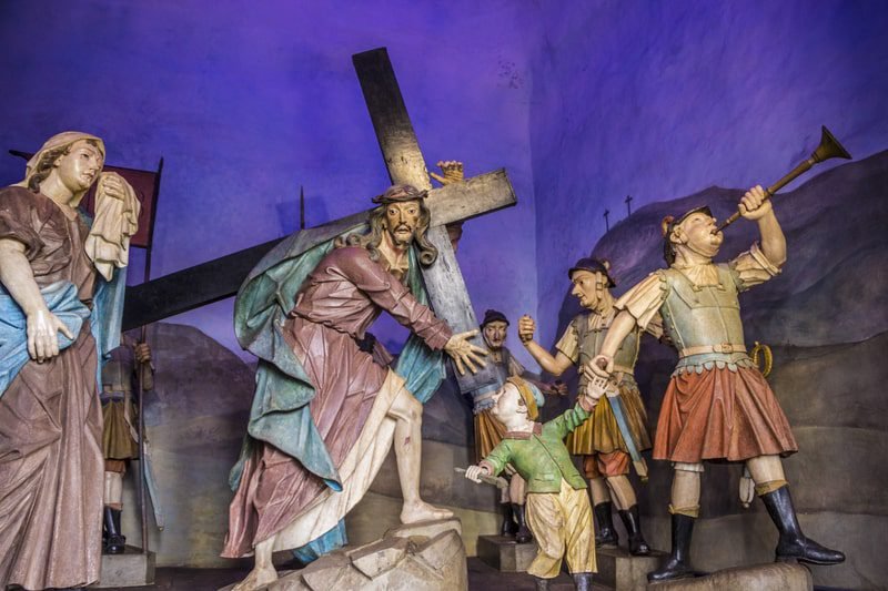 Artistas famosos que passaram por dificuldades financeiras - Aleijadinho 4 dreamstime s 36425366 aguina min