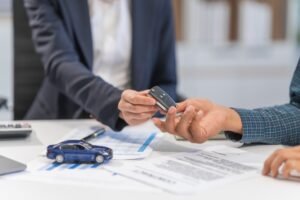 O passo a passo definitivo para aplicar financiamento de carro de forma eficiente 1 Pessoas em processo de financiamento de carro.