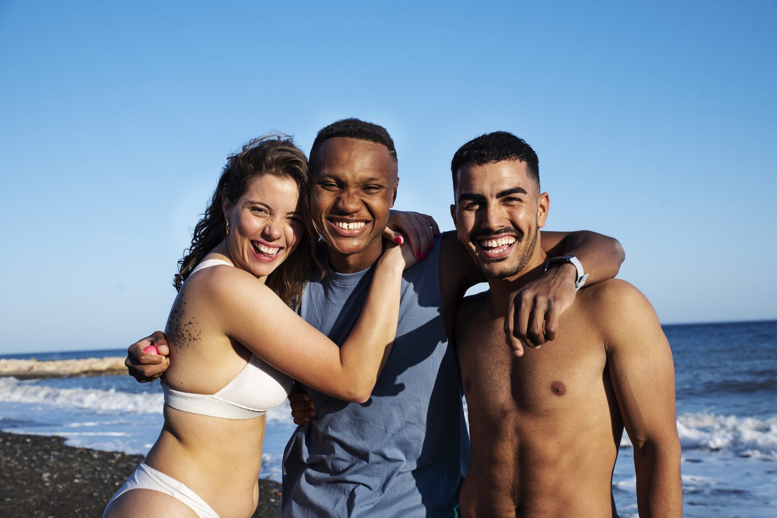 pessoas-sorridentes-posando-juntos-tiro-medio