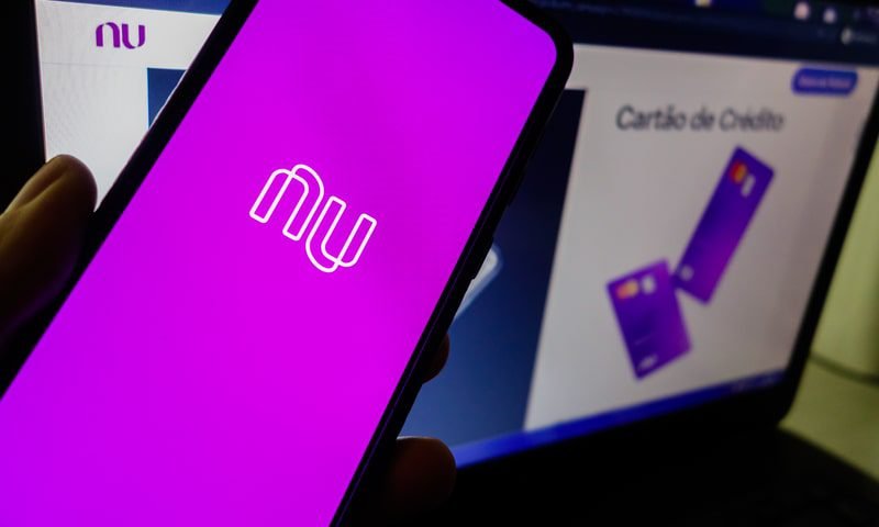 Nubank lança cartão de crédito para adolescentes: vantagens e riscos da novidade