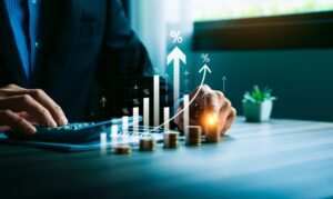 Homem calculando investimento para iniciantes.