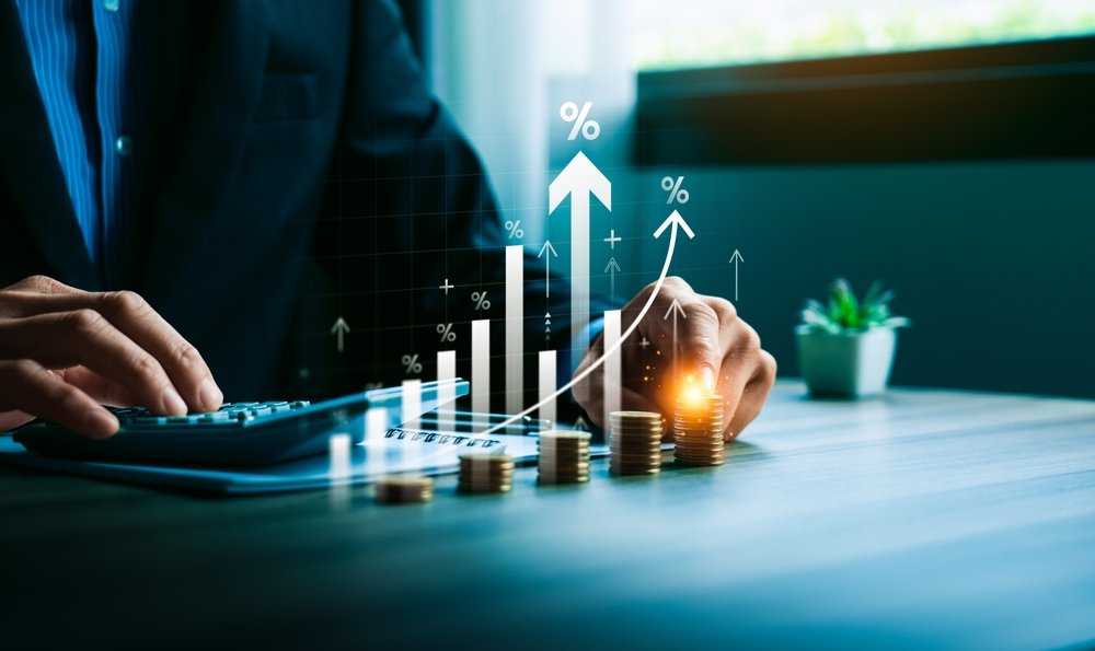 Homem calculando investimento para iniciantes.