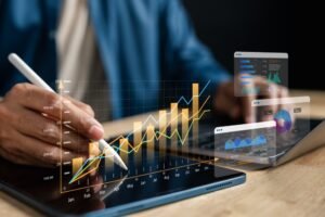 Homem organizando suas finanças com investimento para iniciantes.