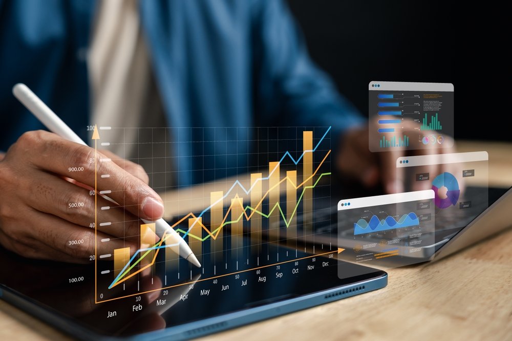 Homem organizando suas finanças com investimento para iniciantes.